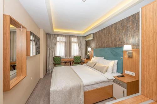 فندق ديفمان في إسطنبول: غرفة الفندق بسرير وطاولة