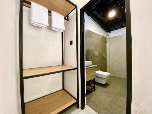 uma casa de banho com um WC e um lavatório em Euphoric River Resort em Rishikesh