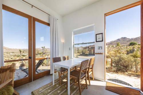 d'un balcon et d'une salle à manger avec une table et des chaises. dans l'établissement Jensen House - Incredible Desert Views home, à Joshua Tree
