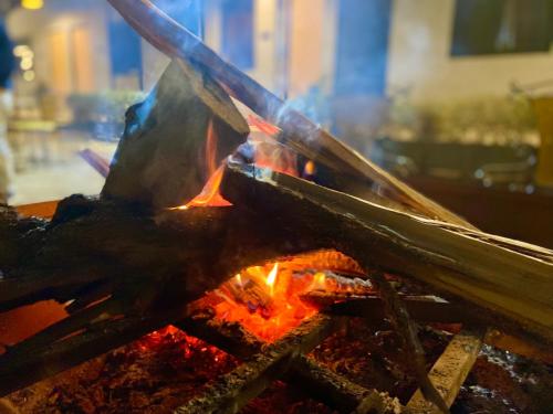 a close up of a fire in a grill em Euphoric River Resort em Rishikesh