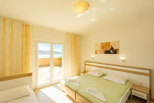 Postel nebo postele na pokoji v ubytování Marva stylish Mediterranean accomodation with beautiful view