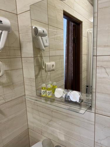 een badkamer met een spiegel, een wastafel en een toilet bij Villa Magda in Berehove