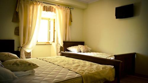 Dobrinj的住宿－Villa Rustica，一间卧室设有两张床和窗户。
