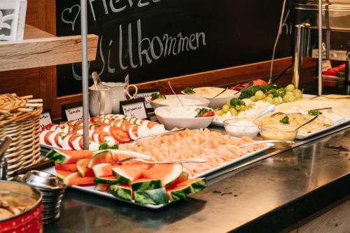 un buffet lleno de diferentes tipos de comida en Bauernhof Lafrenz en Fehmarn