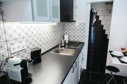 Kuchyňa alebo kuchynka v ubytovaní Black & White Apartment with a gift soft PANDA