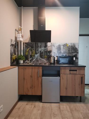 Kuchyň nebo kuchyňský kout v ubytování Смарт квартира в Новострое у метро Дворец Спорта