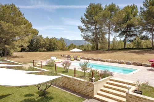 uma imagem de uma piscina num quintal em O' Cocooning - Appart dans Bastide proche Aix em Rousset