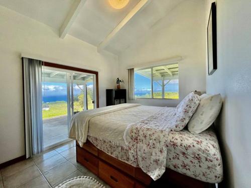 1 dormitorio con 1 cama y vistas al océano en Big Island Waterfall Home Entire 2 bed 1 bath, en Ninole