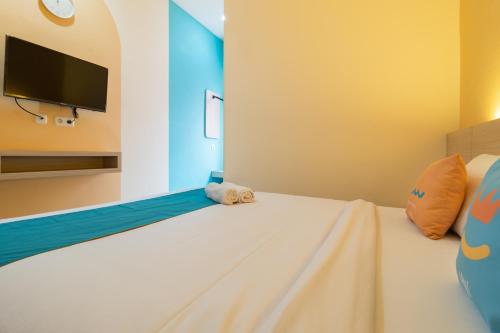 Postel nebo postele na pokoji v ubytování Sans Hotel Bubulak Bogor