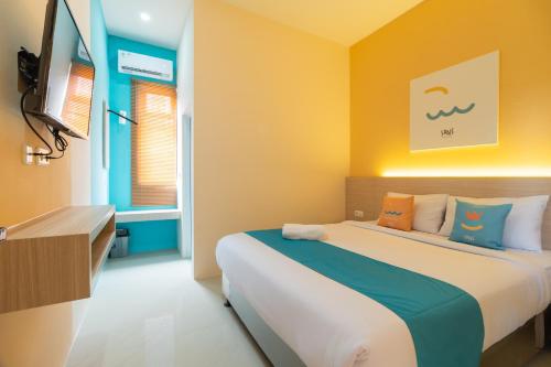 Postel nebo postele na pokoji v ubytování Sans Hotel Bubulak Bogor