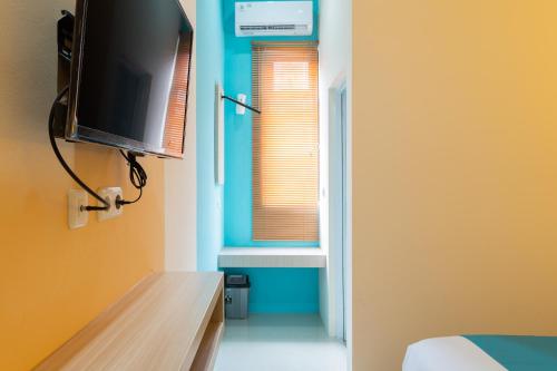 TV a/nebo společenská místnost v ubytování Sans Hotel Bubulak Bogor
