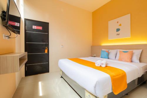 Postel nebo postele na pokoji v ubytování Sans Hotel Bubulak Bogor