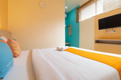 Postel nebo postele na pokoji v ubytování Sans Hotel Bubulak Bogor