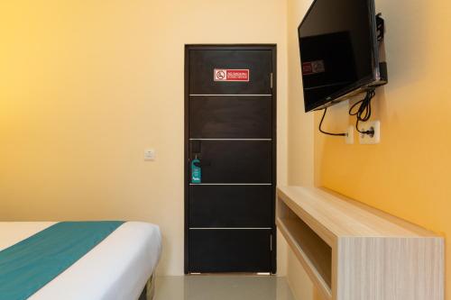 TV a/nebo společenská místnost v ubytování Sans Hotel Bubulak Bogor