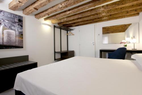 a bedroom with a white bed and a blue chair at Residence Modern Art in Venice
