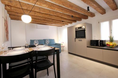 a dining room with a table and chairs and a kitchen at Residence Modern Art in Venice