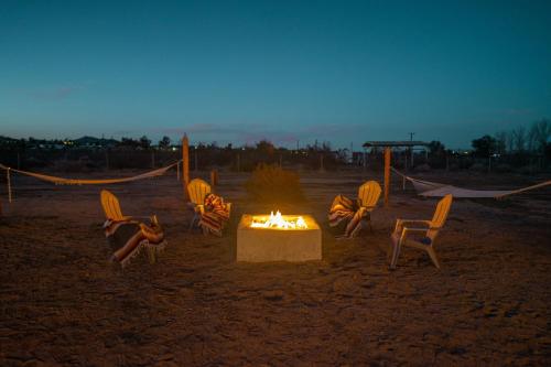 Gallery image of Easy Rider Ranch - Hot Tub, Fire Pit & Hammocks Under the Stars! home in Pioneertown
