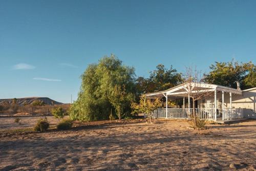 Gallery image of Easy Rider Ranch - Hot Tub, Fire Pit & Hammocks Under the Stars! home in Pioneertown