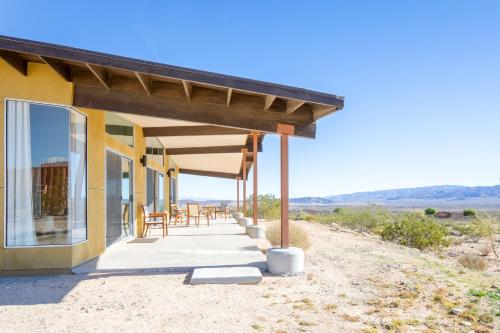 una casa al lado de una colina en Las Alas del Sol- A Desert Architectural Gem home, en Joshua Tree