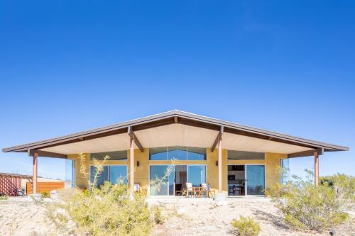 una casa en el desierto con techo en Las Alas del Sol- A Desert Architectural Gem home, en Joshua Tree
