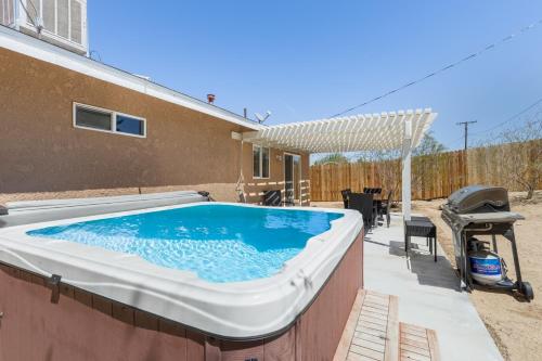 Πισίνα στο ή κοντά στο Serenity Sands - Hot Tub, BBQ and Fire Pit! home