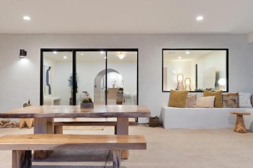 Posezení v ubytování Terracasa - Hot Tub, Fire Pit, Outdoor Shower & Endless Views home