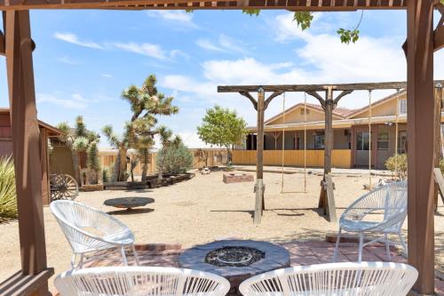 Φωτογραφία από το άλμπουμ του Euphorbia House - Fire Pit, Ping Pong, Tether Ball & Dark Skies home σε Yucca Valley