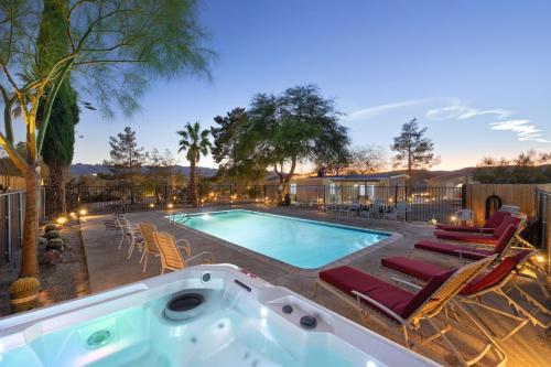 Kolam renang di atau dekat dengan Mystic Views - Pool, Hot Tub, Game Room, Fire Pit & Desert Views home