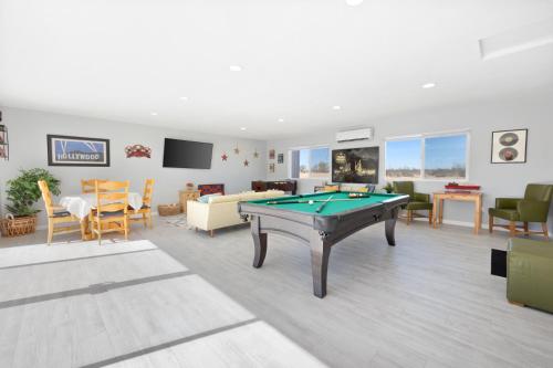Televisyen dan/atau pusat hiburan di Mystic Views - Pool, Hot Tub, Game Room, Fire Pit & Desert Views home