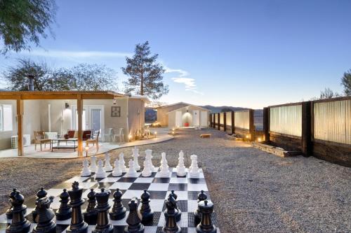 Gambar di galeri bagi Mystic Views - Pool, Hot Tub, Game Room, Fire Pit & Desert Views home di Twentynine Palms