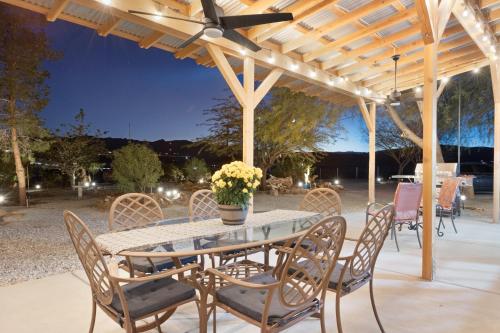 Kawasan patio atau luaran di Mystic Views - Pool, Hot Tub, Game Room, Fire Pit & Desert Views home