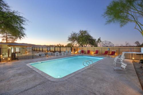 Kolam renang di atau dekat dengan Mystic Views - Pool, Hot Tub, Game Room, Fire Pit & Desert Views home