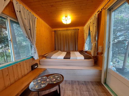 Cette petite chambre comprend un lit et une fenêtre. dans l'établissement Miao Home, à Fanlu