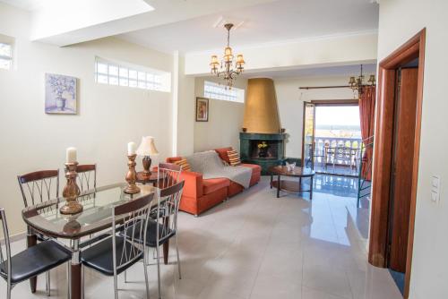 sala de estar con sofá y mesa en Villa Joanna apartments en Lefkada