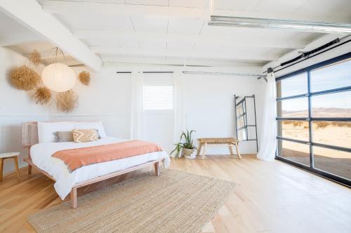 Ένα ή περισσότερα κρεβάτια σε δωμάτιο στο That Desert House - Hot Tub, Privacy & Desert Views! home