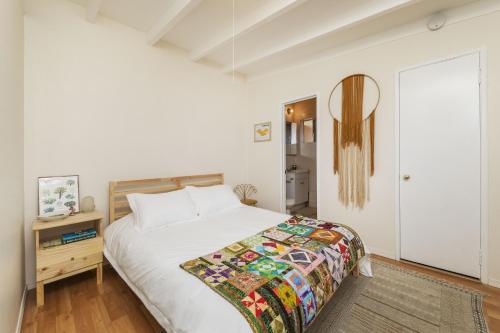 Llit o llits en una habitació de Red's Ranch - Rustic and modern JT home base home