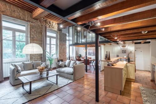 un salon avec un canapé et une table dans l'établissement L'Atelier de Pierre - Charmant T4 à la Croix Rousse, à Lyon