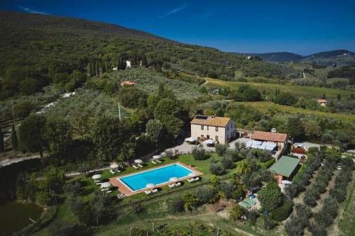 una vista aérea de una finca con piscina en Podere Sant'Elena, en San Gimignano