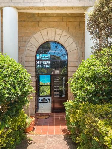 an entrance to a house with an archway at Villa Seaview in Knysna