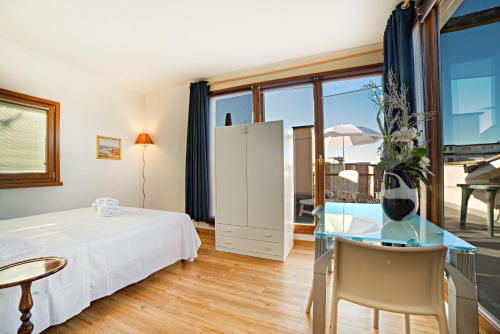 une chambre d'hôtel avec un lit, une table et des chaises dans l'établissement Attic Luna Blu, à Sienne