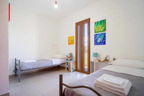 トルトリにあるPorto Frailis 2のベッドルーム1室(ベッド2台、窓付)