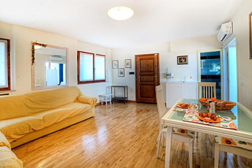 - un salon avec un canapé et une table dans l'établissement Attic Luna Blu, à Sienne