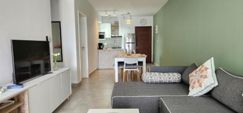 SANDSTONE 2 BEDROOM APARTMENT with LIFT and COMMON POOL