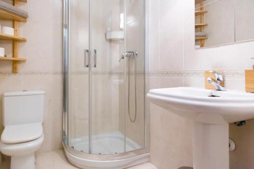 y baño con ducha, aseo y lavamanos. en Apartamento Málaga Jalón, en Málaga