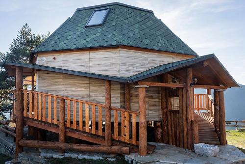 een grote houten hut met een gambrel dak bij DalaiLama Village in Antey-Saint-André