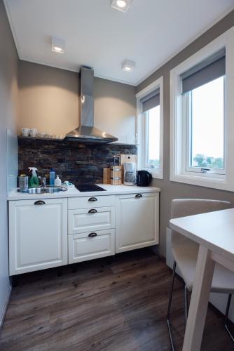 Dapur atau dapur kecil di Lofoten Planet - Boutique Hotel