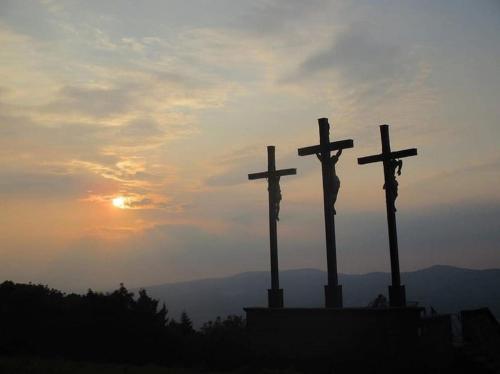 three crosses on a hill with the sunset in the background at Altes Grabenhöfchen - 5 Sterne Ferienhaus in Stetten