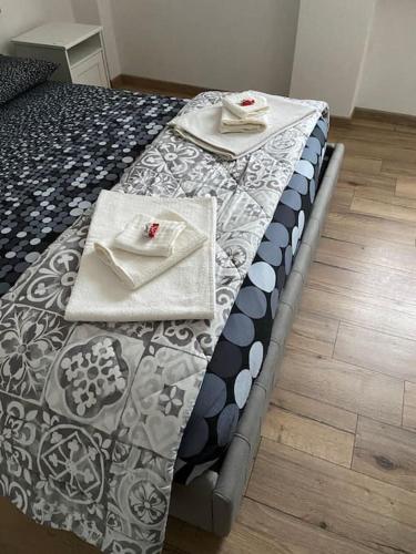 Una cama con dos platos encima. en Casa Mirta en Mandello del Lario