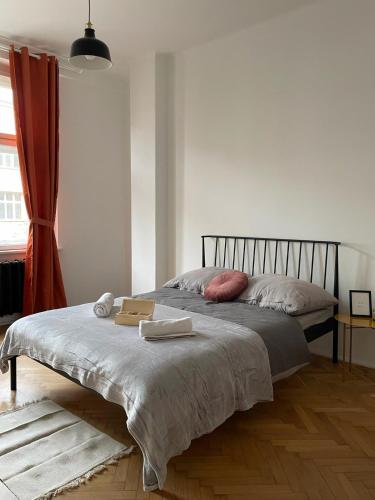 Big and cozy bedroom in Krakow في كراكوف: غرفة نوم عليها سرير وفوط