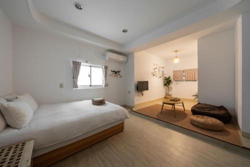 een slaapkamer met een groot bed en een raam bij MH Alley in Tainan
